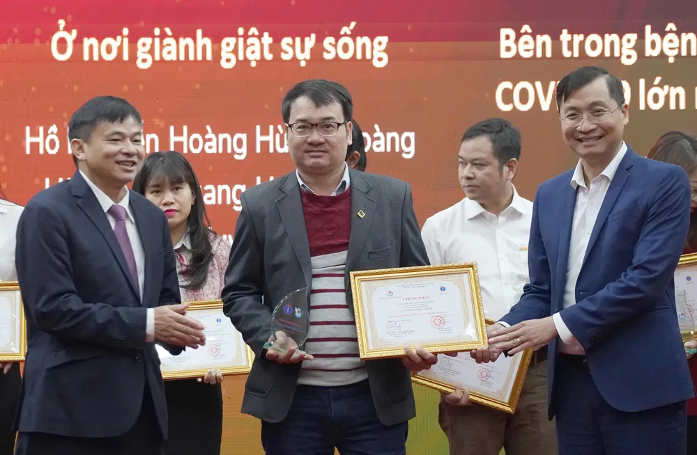 Đại diện ban tổ chức trao giải cho Nhà báo Lê Huy Quang (đơn vị Báo Sài Gòn Giải Phóng)