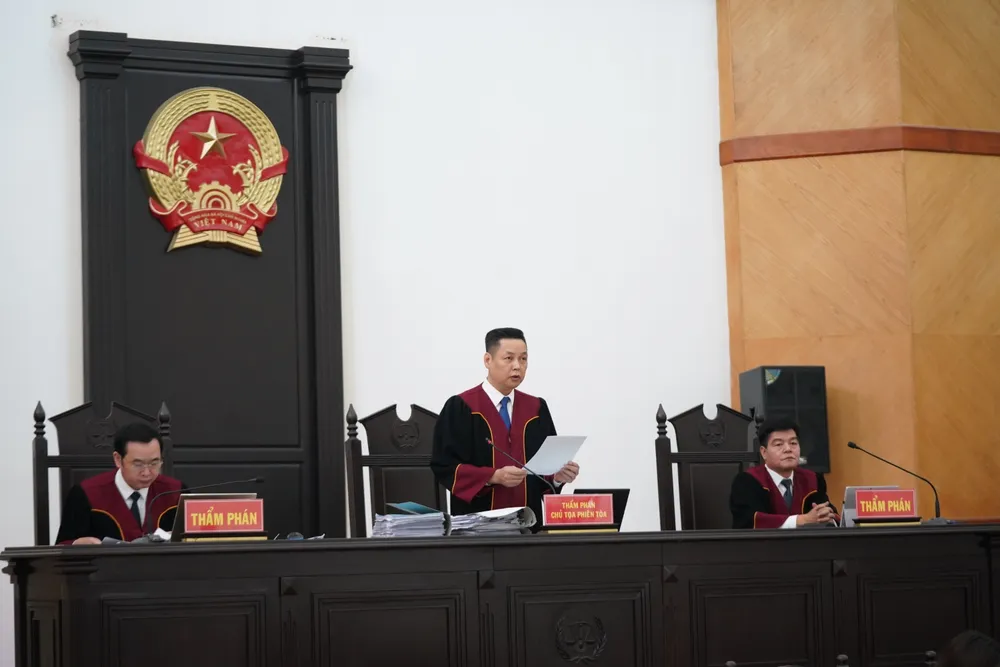 Chủ tọa công bố quyết định đưa vụ án ra xét xử phúc thẩm. Ảnh: ĐỖ TRUNG