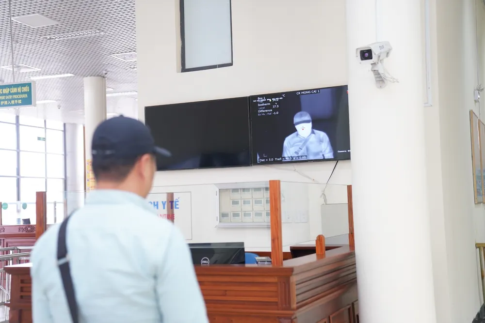 Các hệ thống soi chiếu và hệ thống đo thân nhiệt từ xa đã sẵn sàng. Ảnh: ĐỖ TRUNG