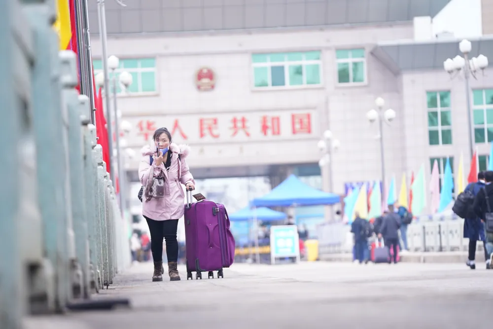 Chị Giàng Thị Mai là là công dân đầu tiên của Việt Nam bước qua vạch phân quản biên giới hai nước Việt Nam-Trung Quốc. Ảnh: ĐỖ TRUNG