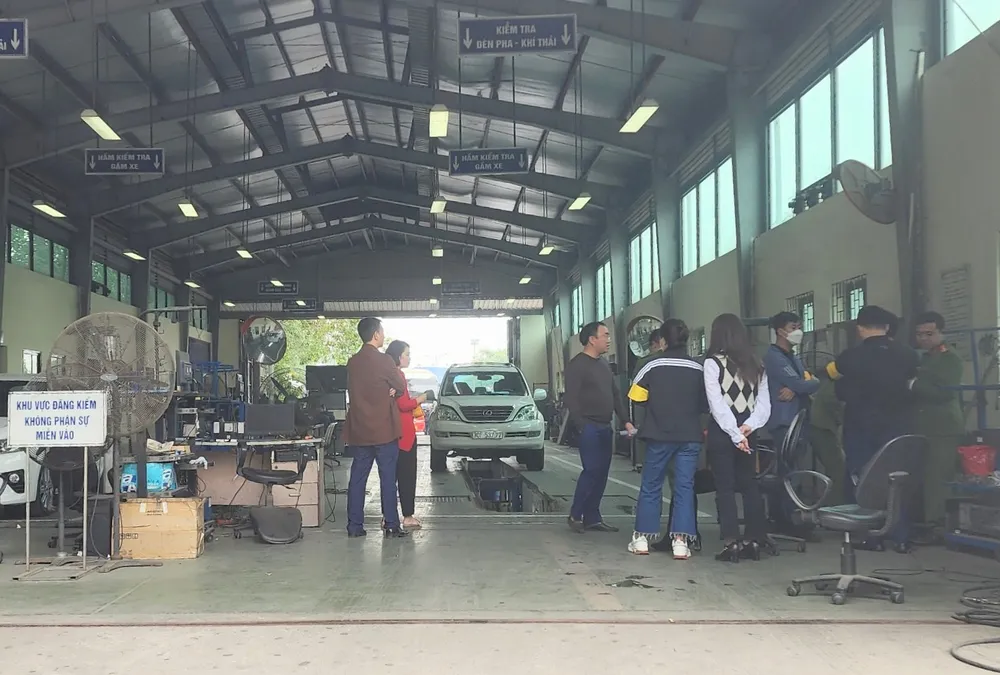 Công an làm việc với một trạm đăng kiểm tại Hà Nội