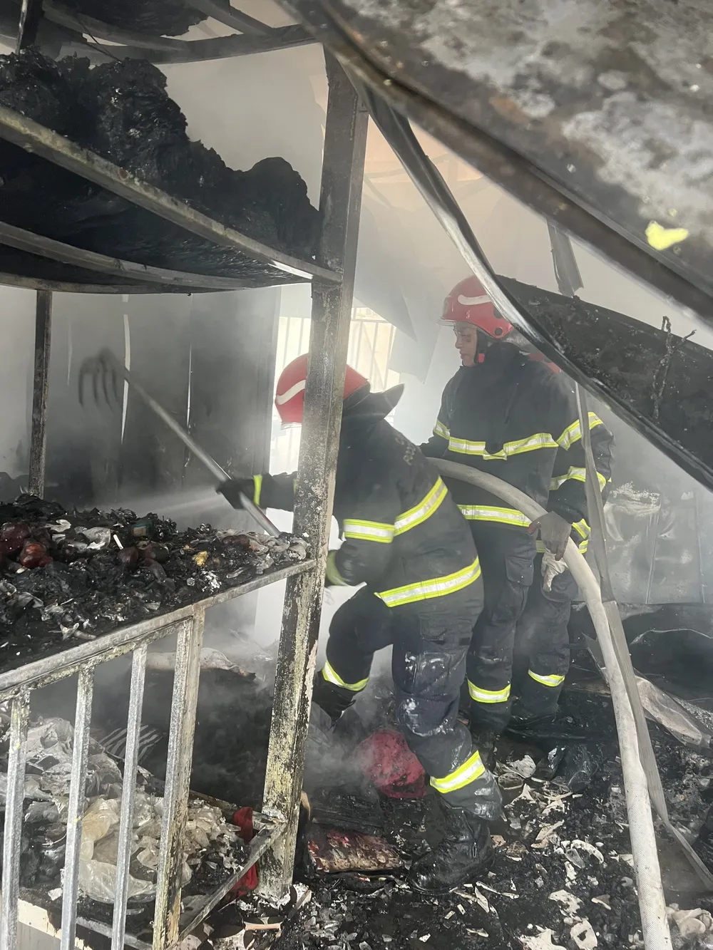 Lực lượng chữa cháy triển khai dập tàn lửa Lực lượng chữa cháy triển khai dập tàn lửa