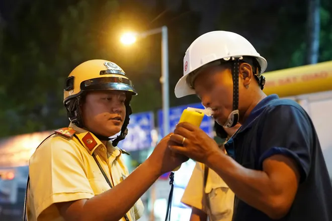 Cảnh sát giao thông kiểm tra nồng độ cồn người tham gia giao thông Cảnh sát giao thông kiểm tra nồng độ cồn người tham gia giao thông