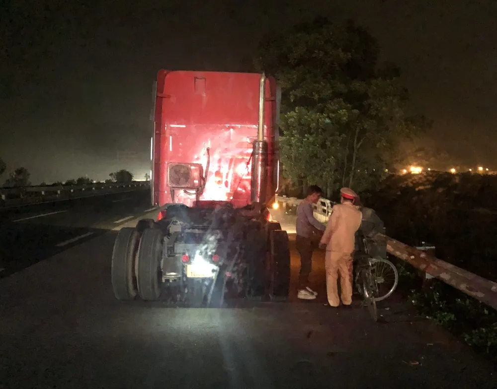 Hình ảnh ông Lục đi lạc trên cao tốc