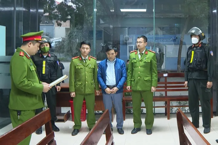 Công an đọc lệnh khởi tố đối với bị can Phùng Mạnh Duẩn