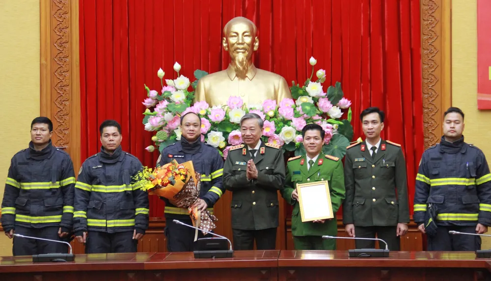 Bộ trưởng Công an Tô Lâm (giữa) trao quyết định cho các thành viên trong đoàn tới Thổ Nhĩ Kỳ