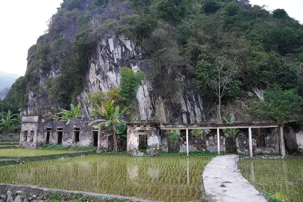 Làng Pinh nằm ở Tây Bắc thành phố Hà Giang, phía dưới cửa khẩu Thanh Thủy