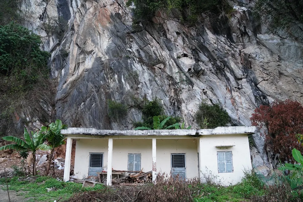 Với diện tích chỉ vài trăm mét vuông dọc theo sườn núi đá, được bố trí rất nhiều bộ phận công tác như: sở chỉ huy, kho hậu cần, trạm phẫu, điểm dừng chân của quân ra, quân vào…