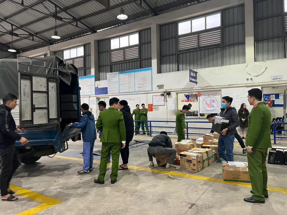 Lực lượng chức năng tiến hành khám xét tại Trung tâm Đăng kiểm xe cơ giới tại huyện Đông Anh