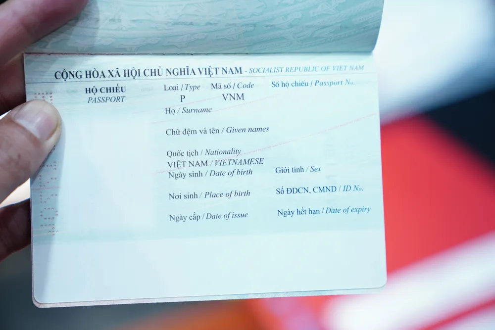 Trong hộ chiếu gắn chíp điện tử cũng như các hộ chiếu phổ thông mới, đã được bổ sung thêm "nơi sinh". Ảnh: ĐỖ TRUNG