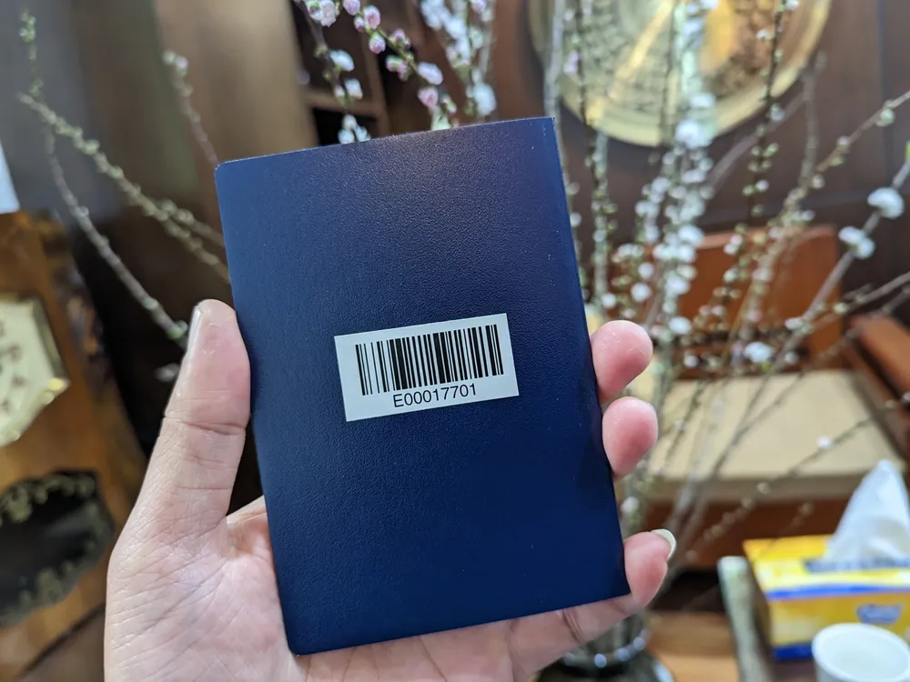 Mặt sau mẫu hộ chiếu gắn chíp điện tử. Ảnh: ĐỖ TRUNG