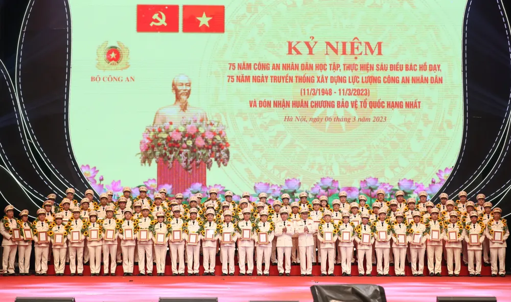 Lãnh đạo Bộ Công an tuyên dương 75 cán bộ, chiến sĩ công an nhân dân tiêu biểu. Ảnh: QUANG PHÚC