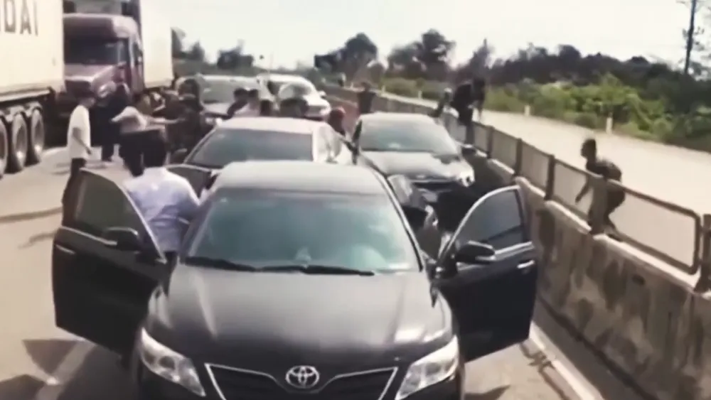 Lực lượng chức năng vây bắt tội phạm ma túy trên cao tốc