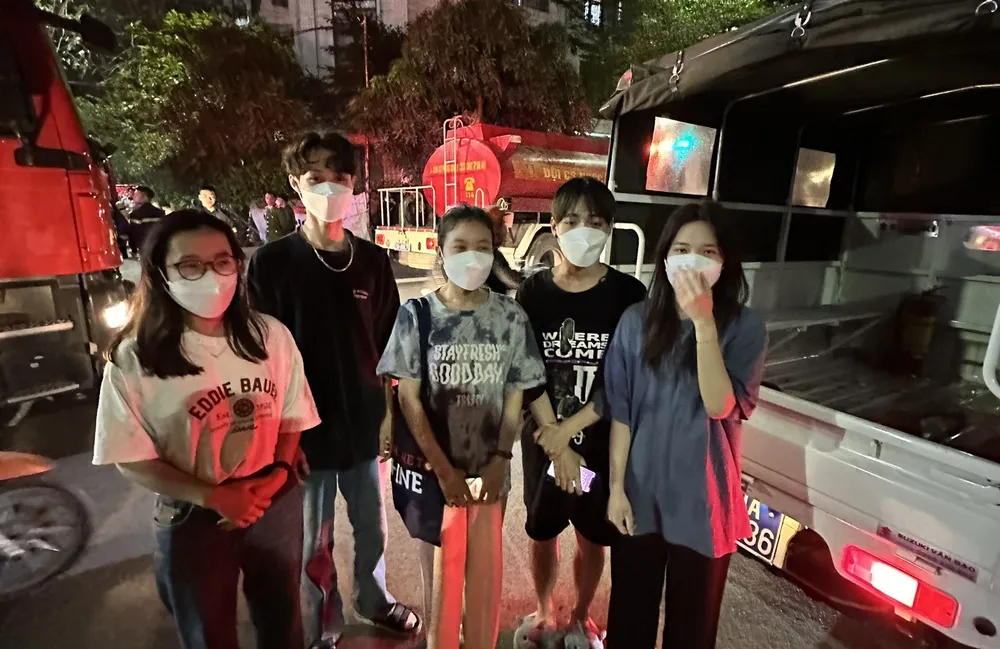 5 người được lực lượng chữa cháy giải cứu