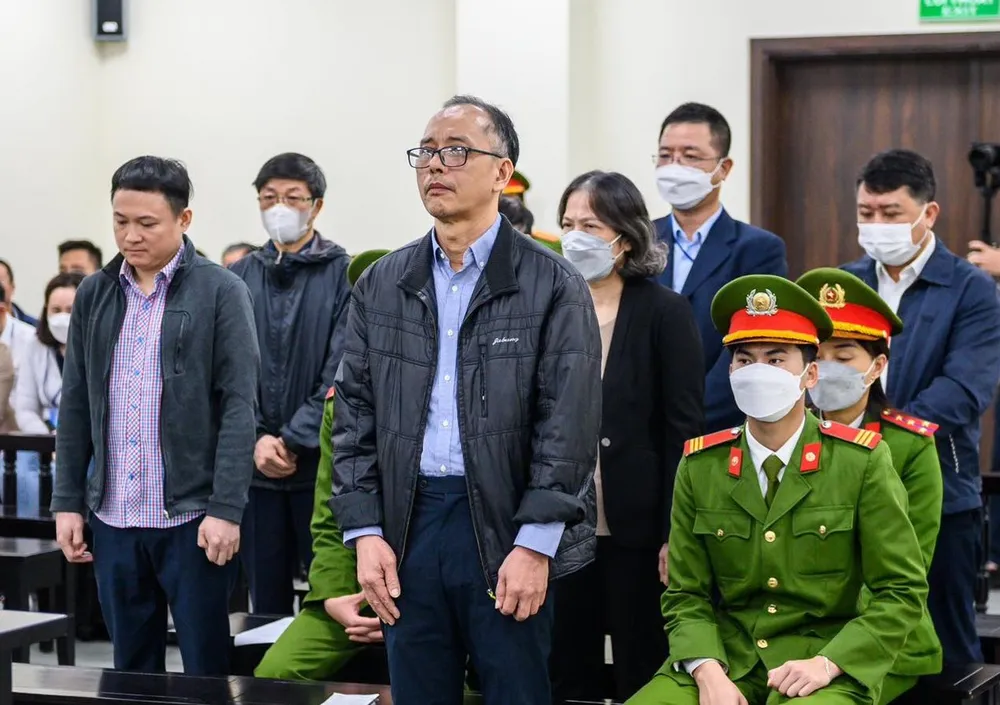 Bị cáo Đỗ Quốc Hùng (giữa) tại phiên tòa