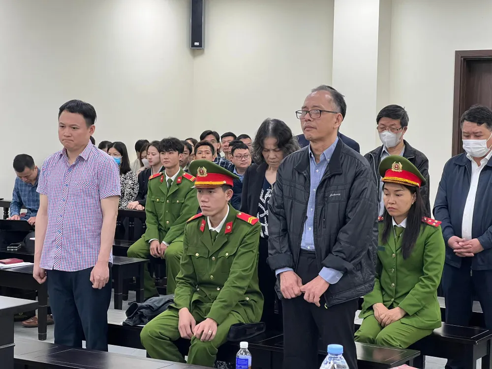 Các bị cáo nghe bản luận tội. Ảnh: GIA KHÁNH