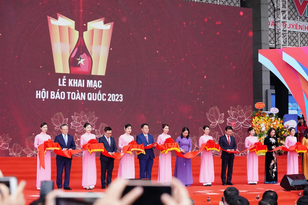 Các đại biểu cắt băng khai mạc hội báo. Ảnh: ĐỖ TRUNG