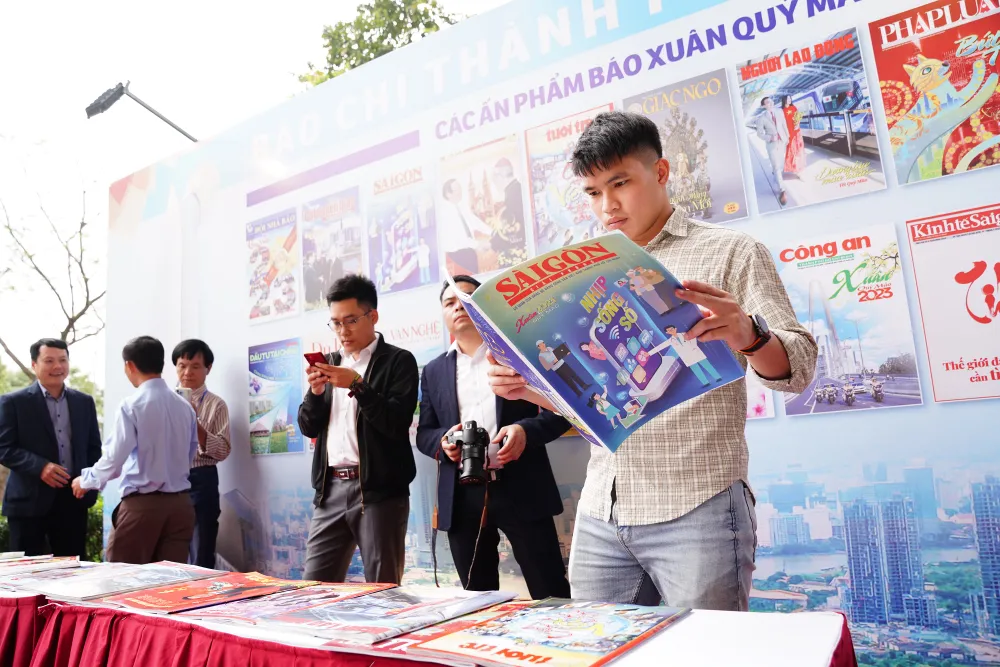 Bạn đọc xem Báo SGGP Xuân. Ảnh: ĐỖ TRUNG