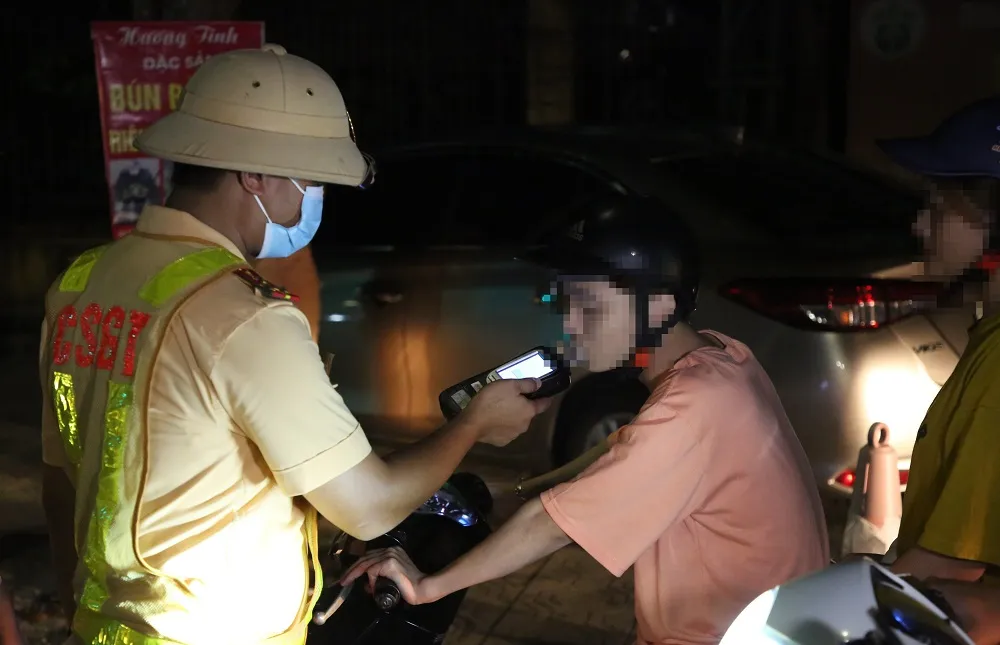 Lực lượng cảnh sát giao thông tăng cường kiểm tra nồng độ cồn trên các tuyến đường nội thành Hà Nội. Ảnh: Cục Cảnh sát giao thông cung cấp