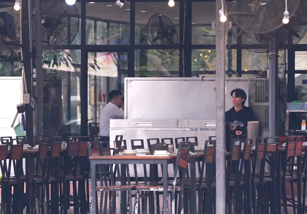 Các quán nhậu vắng khách khi lực lượng CSGT thực hiện cao điểm kế hoạch kiểm soát nồng độ cồn