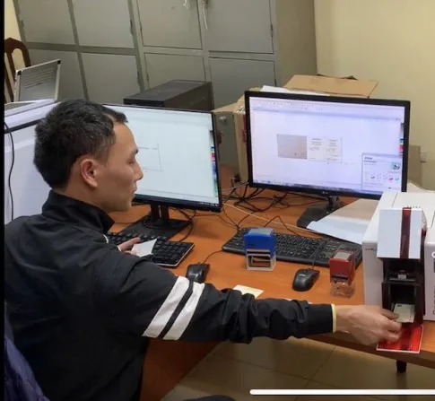 Nguyễn Anh Tiệp đang thao tác lại việc làm giả giấy tờ. Ảnh: CAND