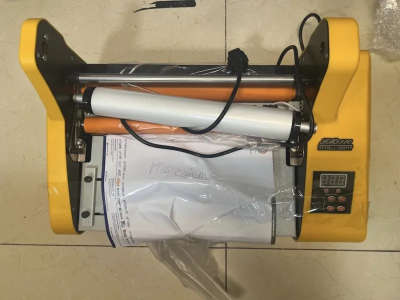 Một trong các dụng cụ để nhóm đối tượng làm giả giấy tờ. Ảnh: CAND