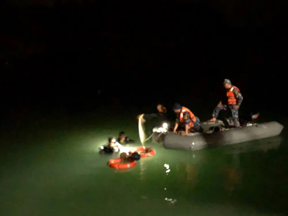 Thợ lặn Lữ đoàn Đặc công 126 triển khai các biện pháp cứu hộ