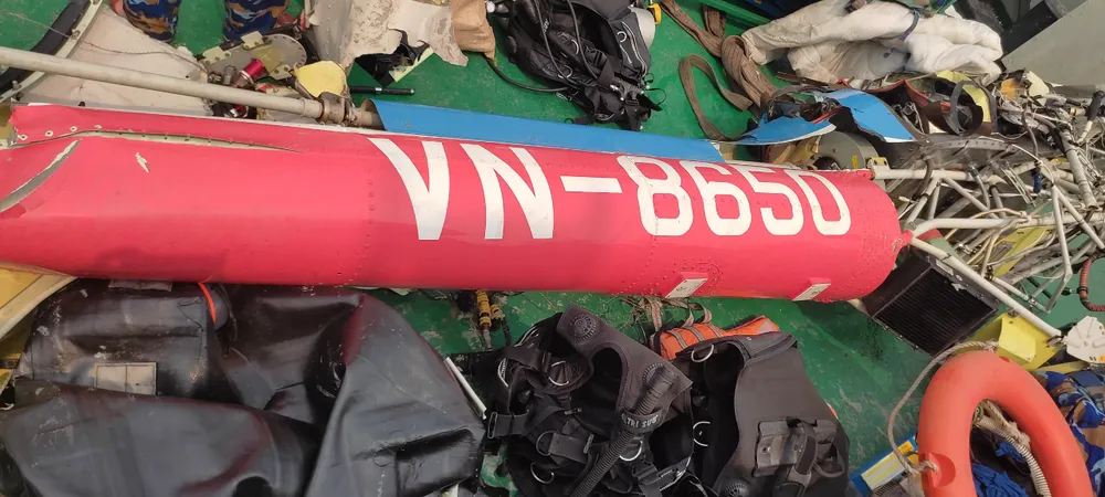 Phần đuôi chiếc trực thăng Bell 505 được tìm thấy. Ảnh: Quân chủng Hải Quân cung cấp