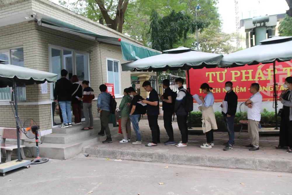 Chiều 7-4, người dân xếp hàng xin lý lịch tư pháp ở Sở Tư pháp Hà Nội Chiều 7-4, người dân xếp hàng xin lý lịch tư pháp ở Sở Tư pháp Hà Nội