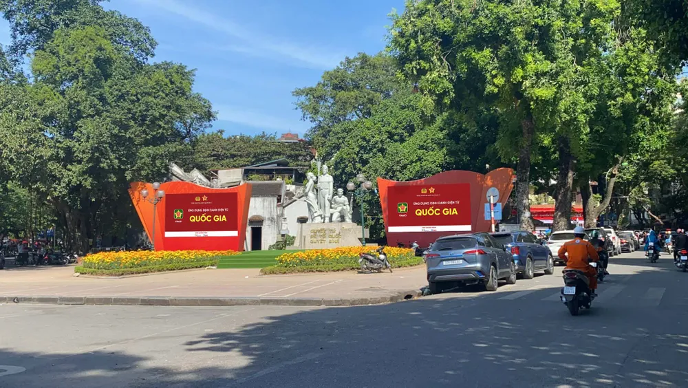 Hệ thống màn hình LED cỡ lớn tuyên truyền về Đề án 06 được đặt tại những điểm công cộng tại Hà Nội