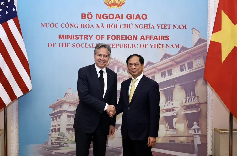 Bộ trưởng Ngoại giao Bùi Thanh Sơn và Ngoại trưởng Hoa Kỳ Antony Blinken chụp ảnh chung, sáng 15-4-2023. Ảnh: VIẾT CHUNG