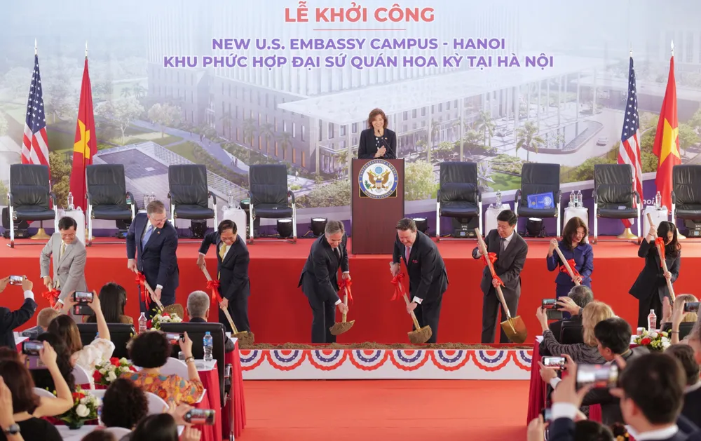 Bộ trưởng Ngoại giao Bùi Thanh Sơn và Ngoại trưởng Hoa Kỳ Antony Blinken cùng các đại biểu thực hiện nghi thức khởi công khu phức hợp Đại sứ quán Hoa Kỳ tại Hà Nội, sáng 15-4. Ảnh: VIẾT CHUNG
