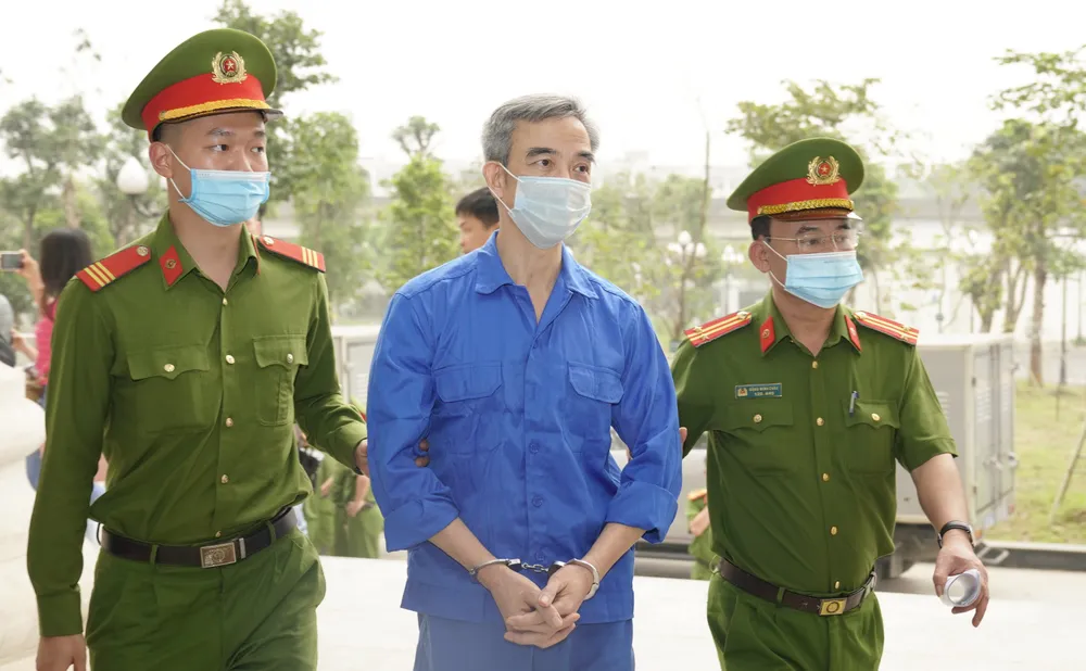 Ông Nguyễn Quang Tuấn được áp giải tới tòa sáng 17-4. Ảnh: ĐỖ TRUNG Ông Nguyễn Quang Tuấn được áp giải tới tòa sáng 17-4. Ảnh: ĐỖ TRUNG