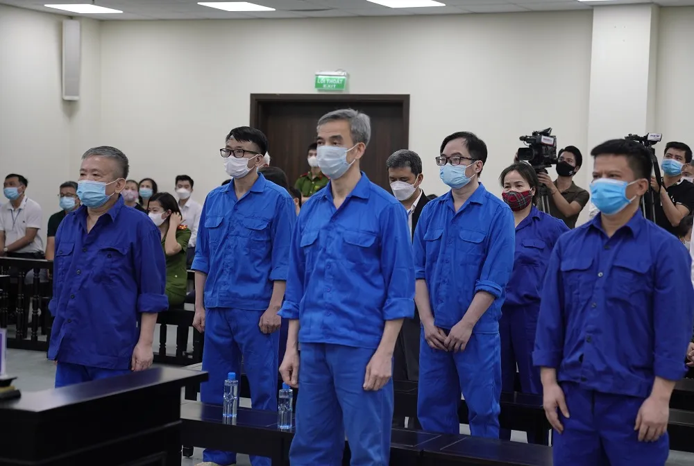 Ông Nguyễn Quang Tuấn và các đồng phạm tại phiên xét xử. Ảnh: ĐỖ TRUNG