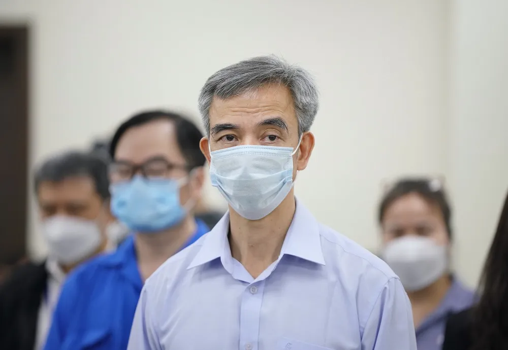 Ông Nguyễn Quang Tuấn chăm chú nghe bản luận tội. Ảnh: ĐỖ TRUNG