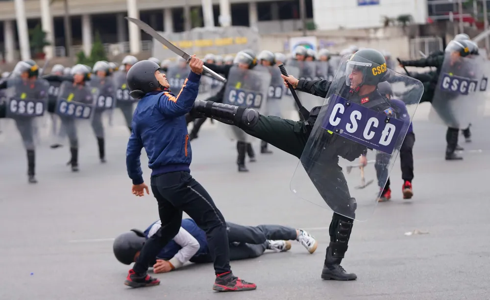 Lực lượng cảnh sát diễn tập chống bạo loạn