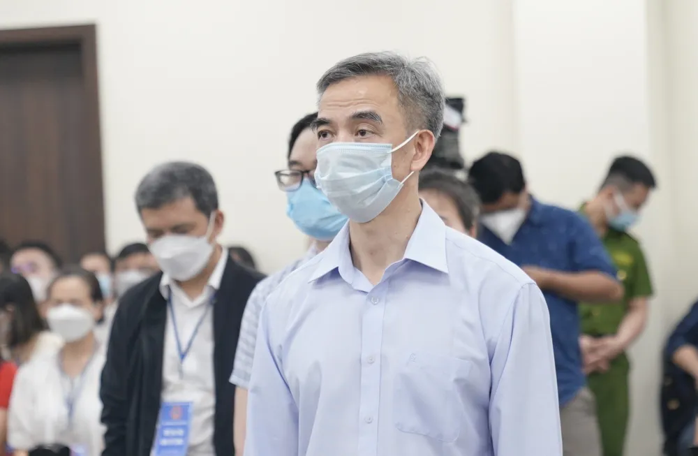 Ông Nguyễn Quang Tuấn đứng nghe tuyên án. Ảnh: ĐỖ TRUNG