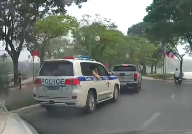 Hình ảnh camera ghi lại chiếc xe không nhường đường cho đoàn xe ưu tiên