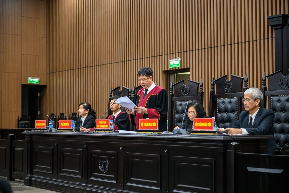 Chủ tọa đọc bản án, chiều 25-4. Ảnh: ĐỖ TRUNG