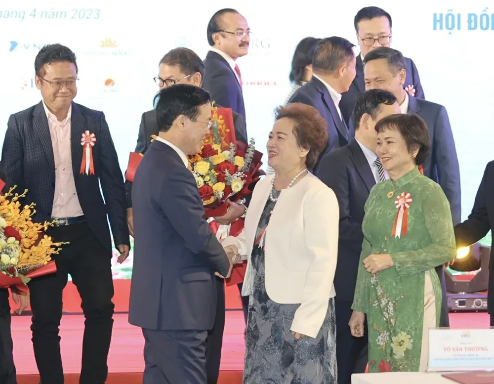 Chủ tịch nước Võ Văn Thưởng trao đổi với đại diện các doanh nghiệp tại lễ kỷ niệm. Ảnh: VIẾT CHUNG