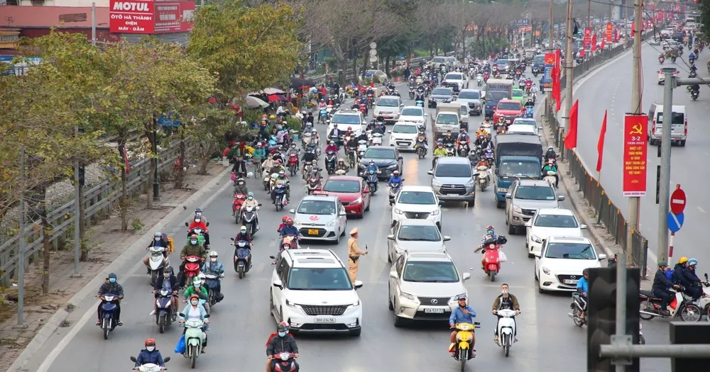 Người và phương tiện tham gia giao thông. Ảnh minh họa