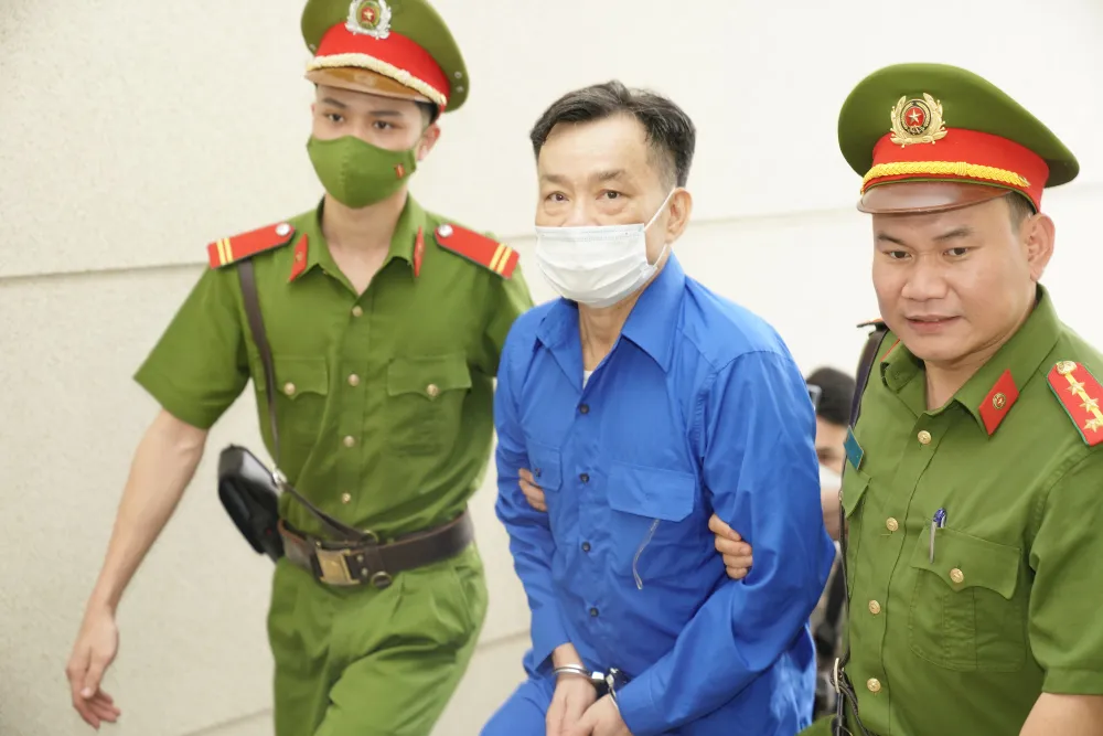 Ông Nguyễn Ngọc Hai, cựu Chủ tịch UBND tỉnh Bình Thuận được áp giải tới tòa. Ảnh: ĐỖ TRUNG