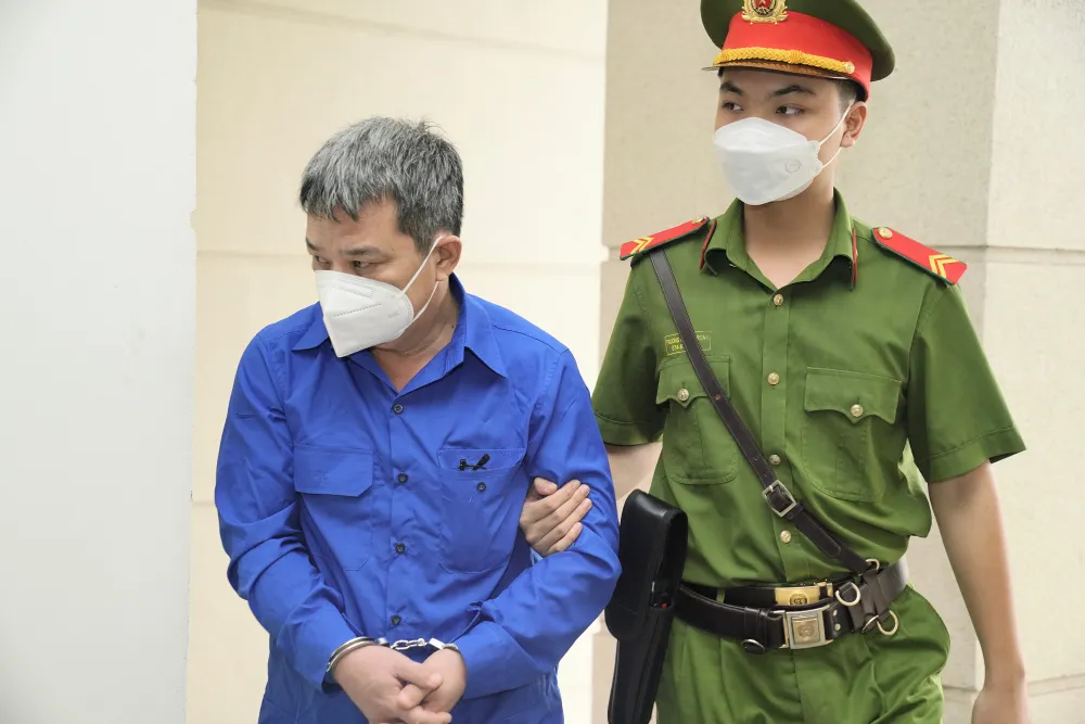 Các bị cáo được dẫn giải tới tòa lúc 7 giờ 30. Ảnh: ĐỖ TRUNG