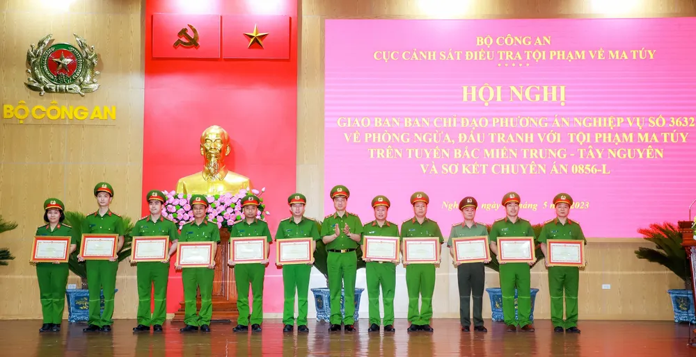 Thứ trưởng Bộ Công an Nguyễn Duy Ngọc trao thưởng cho các tập thể, cá nhân có thành tích xuất sắc trong thực hiện Phương án và chuyên án 0856L