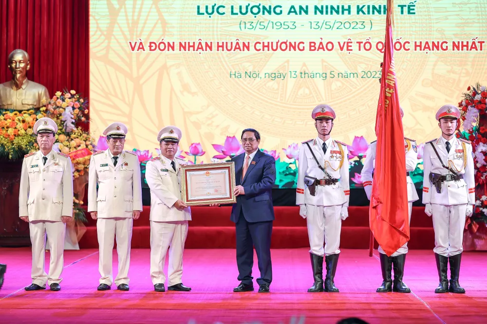 Thay mặt lãnh đạo Đảng, Nhà nước, Thủ tướng Chính phủ Phạm Minh Chính trao Huân chương Bảo vệ Tổ quốc hạng nhất tặng Cục An ninh kinh tế. Ảnh: VIẾT CHUNG Thay mặt lãnh đạo Đảng, Nhà nước, Thủ tướng Chính phủ Phạm Minh Chính trao Huân chương Bảo vệ Tổ quốc hạng nhất tặng Cục An ninh kinh tế. Ảnh: VIẾT CHUNG