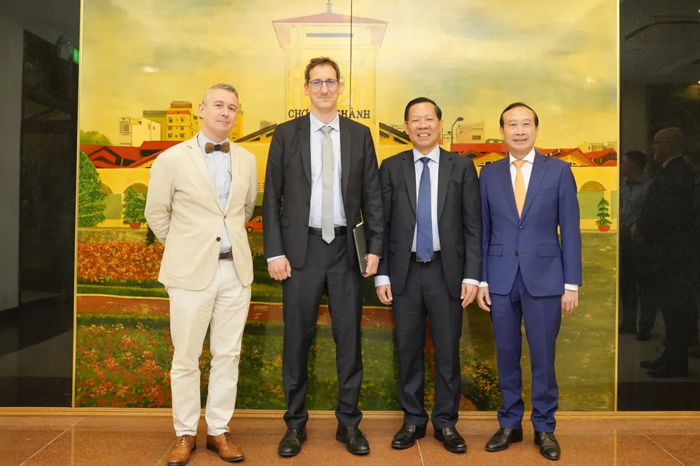 Lãnh đạo hai bên chụp hình lưu niệm. Ảnh: ĐỖ TRUNG Lãnh đạo hai bên chụp hình lưu niệm. Ảnh: ĐỖ TRUNG