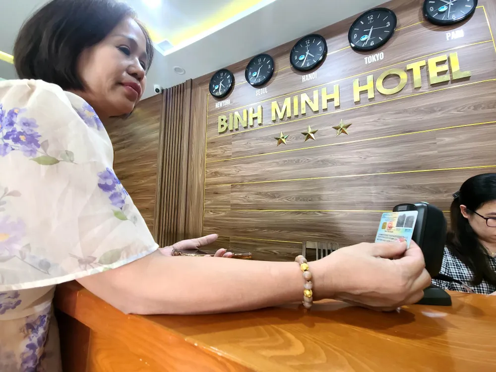 Khách trải nghiệm dịch vụ thông báo lưu trú qua CCCD