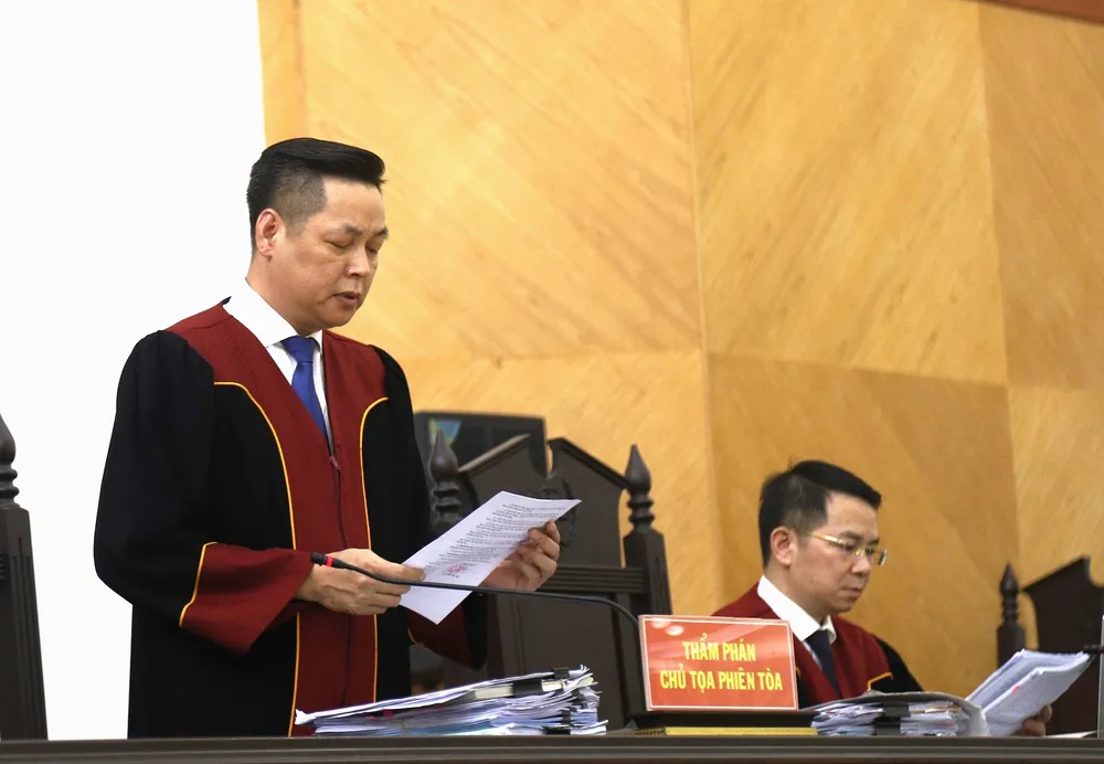 Chủ tọa Mai Anh Tài nêu không chấp nhận kháng cáo thay của các luật sư đối với 8 bị cáo đang bỏ trốn