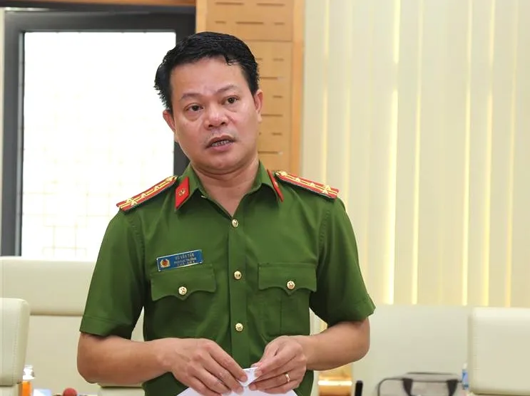 Đại tá Vũ Văn Tấn, Phó Cục trưởng Cục Cảnh sát Quản lý hành chính về trật tự xã hội báo cáo tại cuộc làm việc Đại tá Vũ Văn Tấn, Phó Cục trưởng Cục Cảnh sát Quản lý hành chính về trật tự xã hội báo cáo tại cuộc làm việc