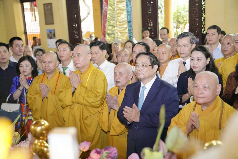 Thủ tướng Phạm Minh Chính và Chư tôn giáo phẩm cầu cho Quốc thái dân an. Ảnh: ĐỖ TRUNG